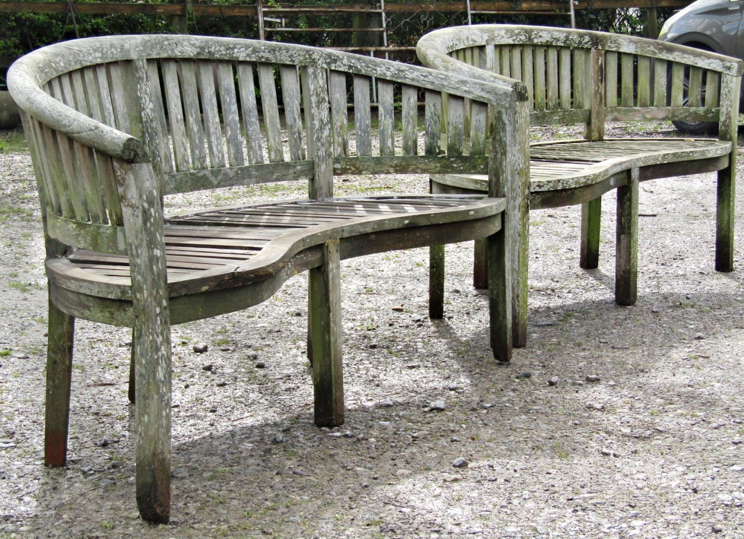 A pair of weathered teak banana shaped garden benches (af) 158 cm wide - Image 2 of 8