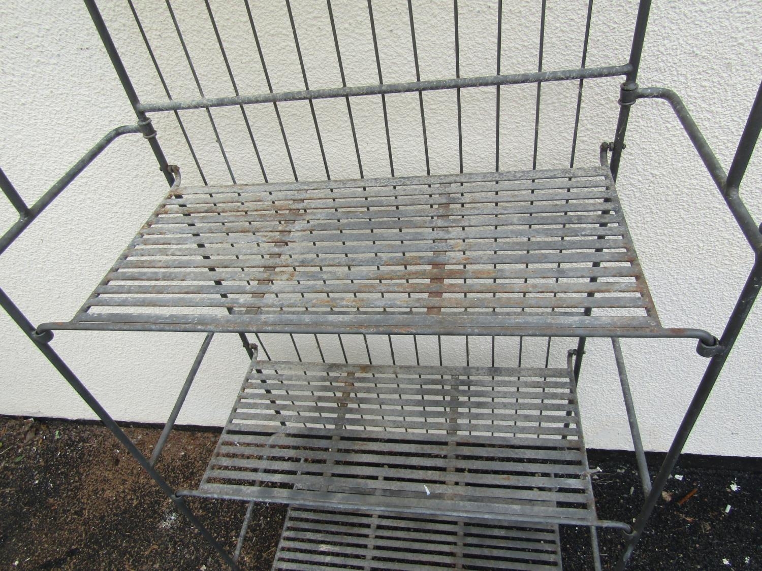 A heavy gauge freestanding folding steel rack with four partially graduated strapwork tiers, 83 cm - Image 3 of 3