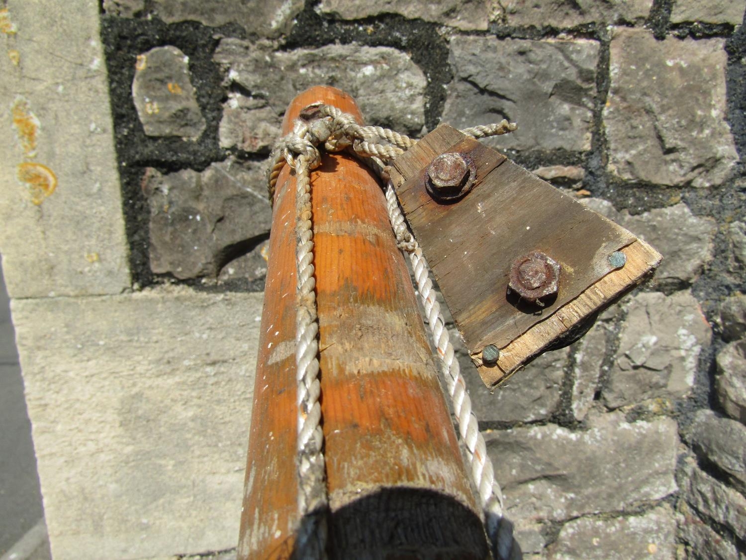 A stained pine mast/flag pole, 4 metres long - Image 3 of 3