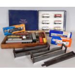 Mixed lot of HO gauge railway models including boxed Bachmann Liliput beer wagon set, 3 boxed