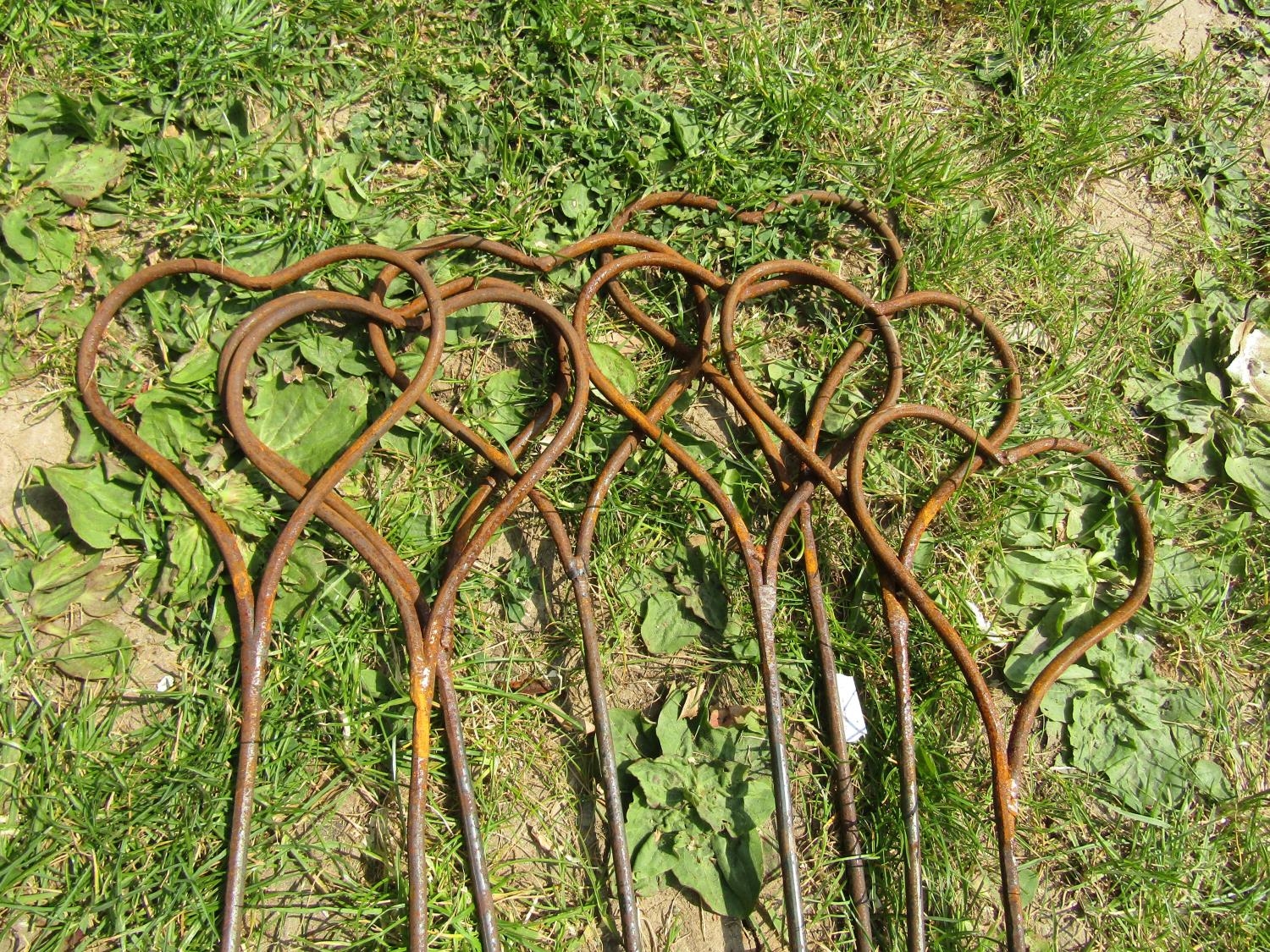 Eight weathered steel heart shaped garden border stakes, 122 cm high - Image 2 of 2