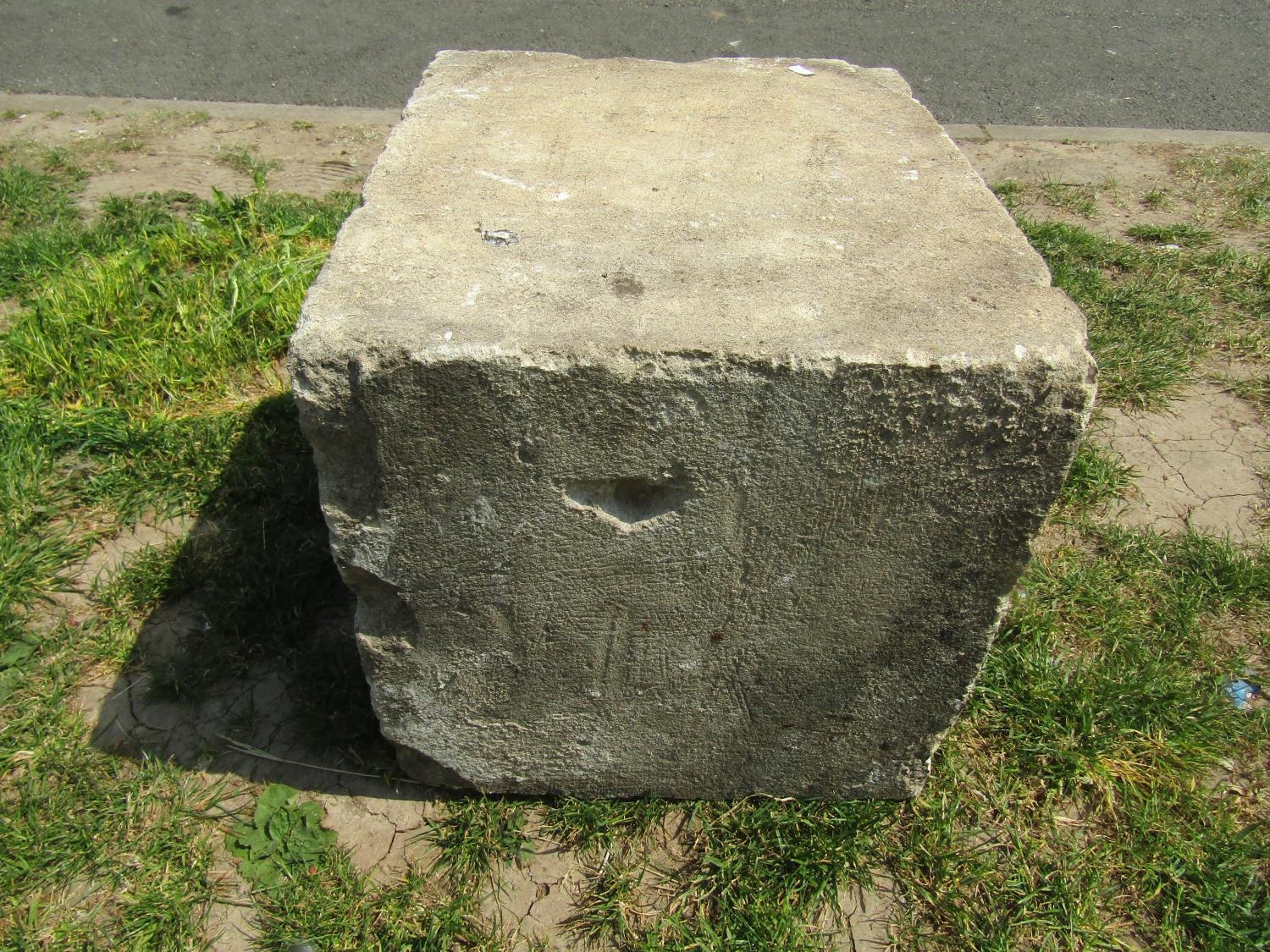 A weathered cut stone mounting block/architectural stone 45 cm x 38 cm x 38 cm - Image 2 of 3