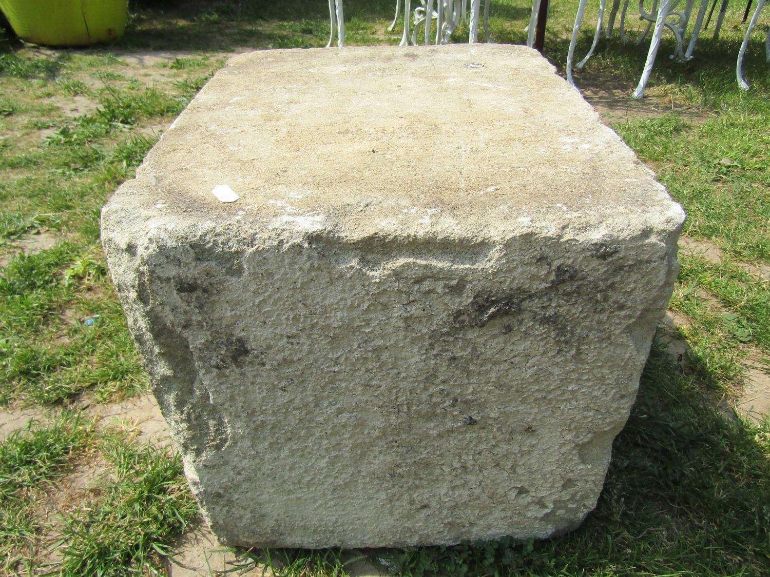 A weathered cut stone mounting block/architectural stone 45 cm x 38 cm x 38 cm - Image 3 of 3