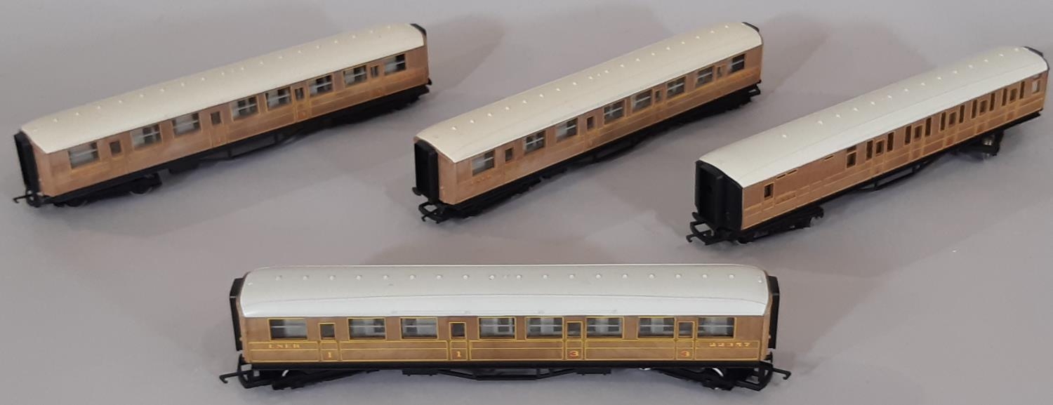 31 unboxed 00 gauge passenger coaches including Hornby Southern Green, LMS Maroon and LNER Teak etc, - Image 5 of 6