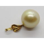 18ct golden pearl pendant, probably a South Sea pearl, 3.4cm L approx, 7.9g