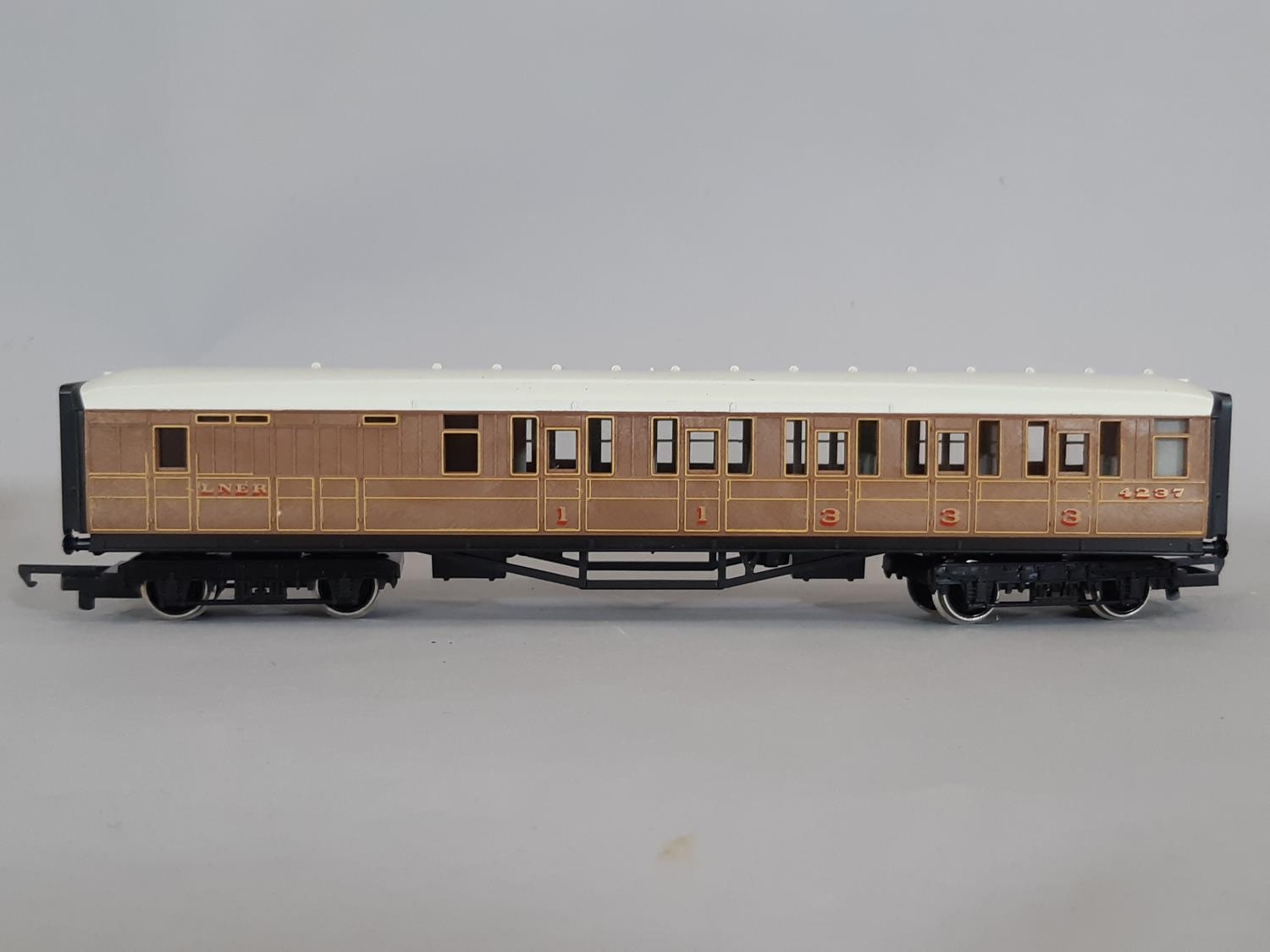 31 unboxed 00 gauge passenger coaches including Hornby Southern Green, LMS Maroon and LNER Teak etc, - Image 6 of 6