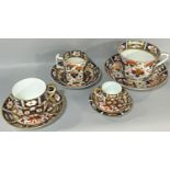 Four imari cups and saucers in varying sizes, together with an additional imari saucer