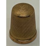 9ct gold thimble, 4.2g, with leather box marked Mappin and Webb