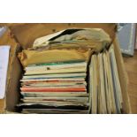 A collection of unsorted 45rpm singles, further LPS, particularly organ music, fairground and other,