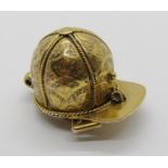 Of horse racing / equestrian interest: A novelty Edwardian yellow gold jockey cap / miniature