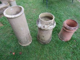 Three weathered chimney pots of varying size and design the tallest example 79cm