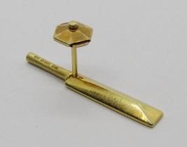 A novelty 9ct yellow gold tie pin in the form of a cricket bat, with pinch button clasp, 3cm long,