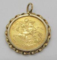 A yellow metal mounted 1905 sovereign, 9.8g