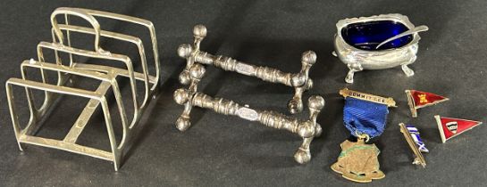 A mixed silver collection consisting of a toast rack, mustard pot and spoon, a pair of plated