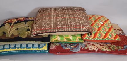 6 cushions including a kelim type 43x43cm, 2 with needlepoint cover and 3 others (6)