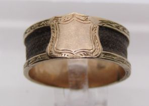 Georgian yellow metal hairwork mourning ring, size J, 2g (af)