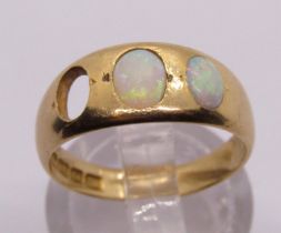 Edwardian 18ct cabochon opal ring, size N, 3.8g (af)