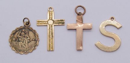 Group of 9ct charms or pendants, to include an 'S' and a St Christopher, 4.7g total (4)