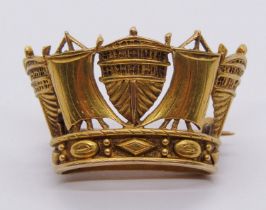 Naval crown brooch in yellow metal, 2.6cm W approx, 5.2g