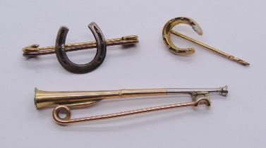 Group of antique equestrian related jewellery comprising a 15ct horseshoe stick pin, 2.1g,