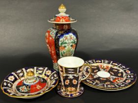 Small group of Derby Imari porcelain to include a plate, bowl and mug, a further Chinese Imari