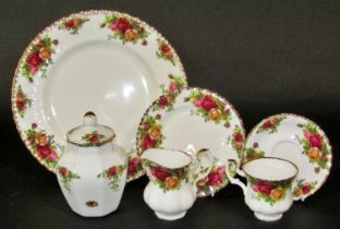 Royal Albert Old Country roses pattern tablewares comprising eight dinner plates, eight breakfast