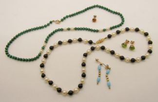 Group of 9ct jewellery to include an alternating onyx and pearl bead necklace, a further malachite