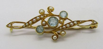 Early 20th century 15ct brooch set with aquamarines and seed pearls, 3g (one seed pearl vacant)