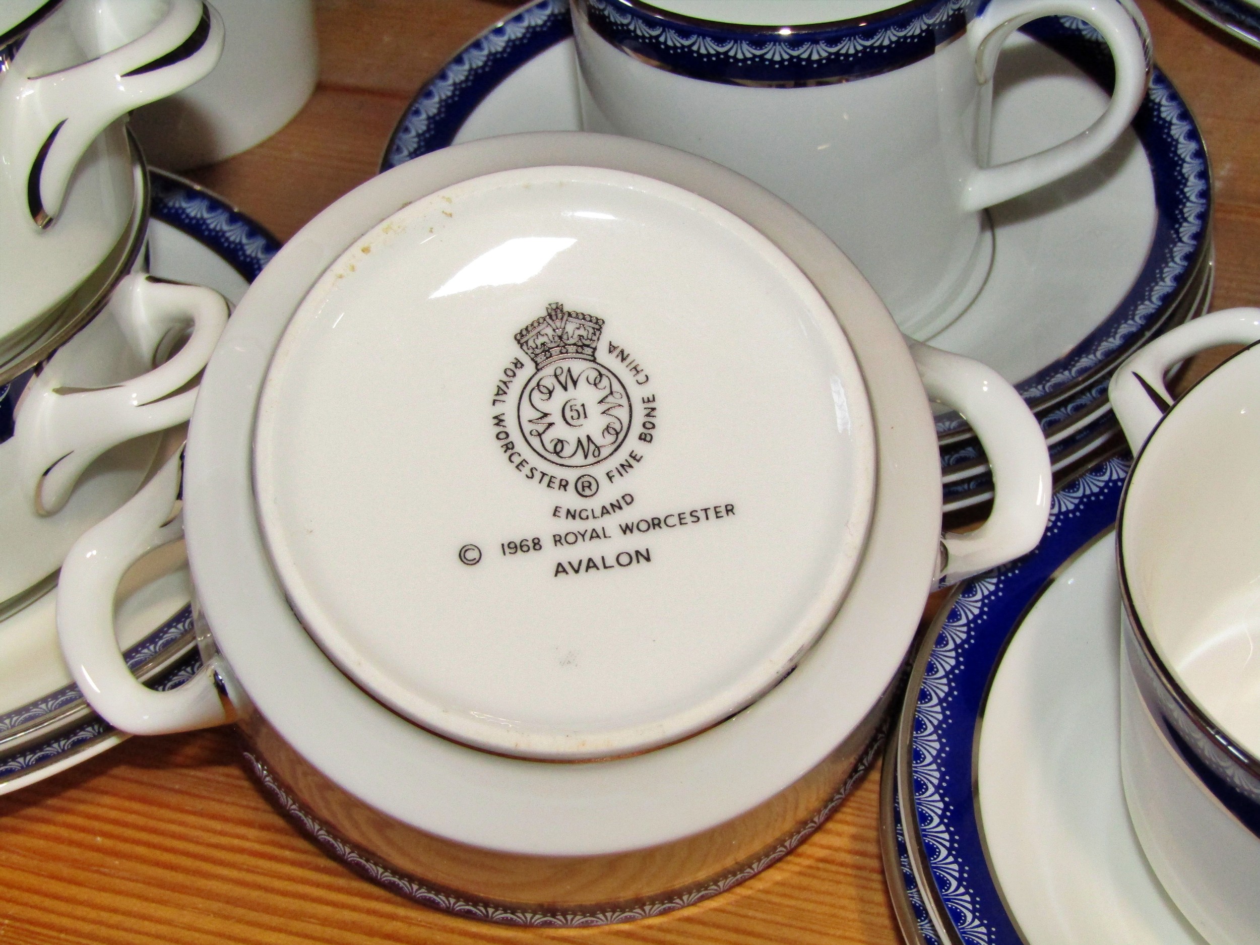 A collection of Royal Worcester Avalon dinnerware comprising dinner plates, side plates, tureens, - Image 4 of 6