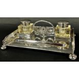 Walker & Hall silver pen and desk ink stand with galleried sides, raised on ball supports, Chester