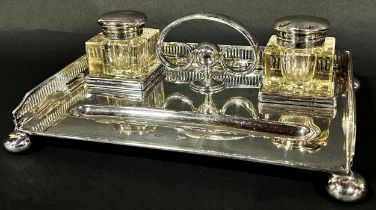 Walker & Hall silver pen and desk ink stand with galleried sides, raised on ball supports, Chester