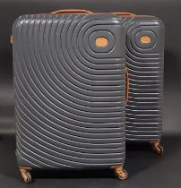 A pair of "It" large zip suitcases on wheels size 74x52x30cm excl wheels and handle, containing 3