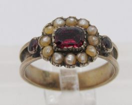 19th century yellow metal garnet and seed pearl mourning ring, size J, 2g (af)