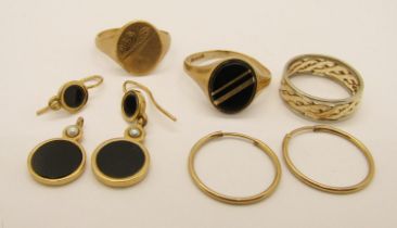 Group of vintage 9ct jewellery comprising an onyx signet ring, a further signet ring with engraved