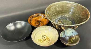 Small collection of studioware and basalt bowl with combed finish (5)