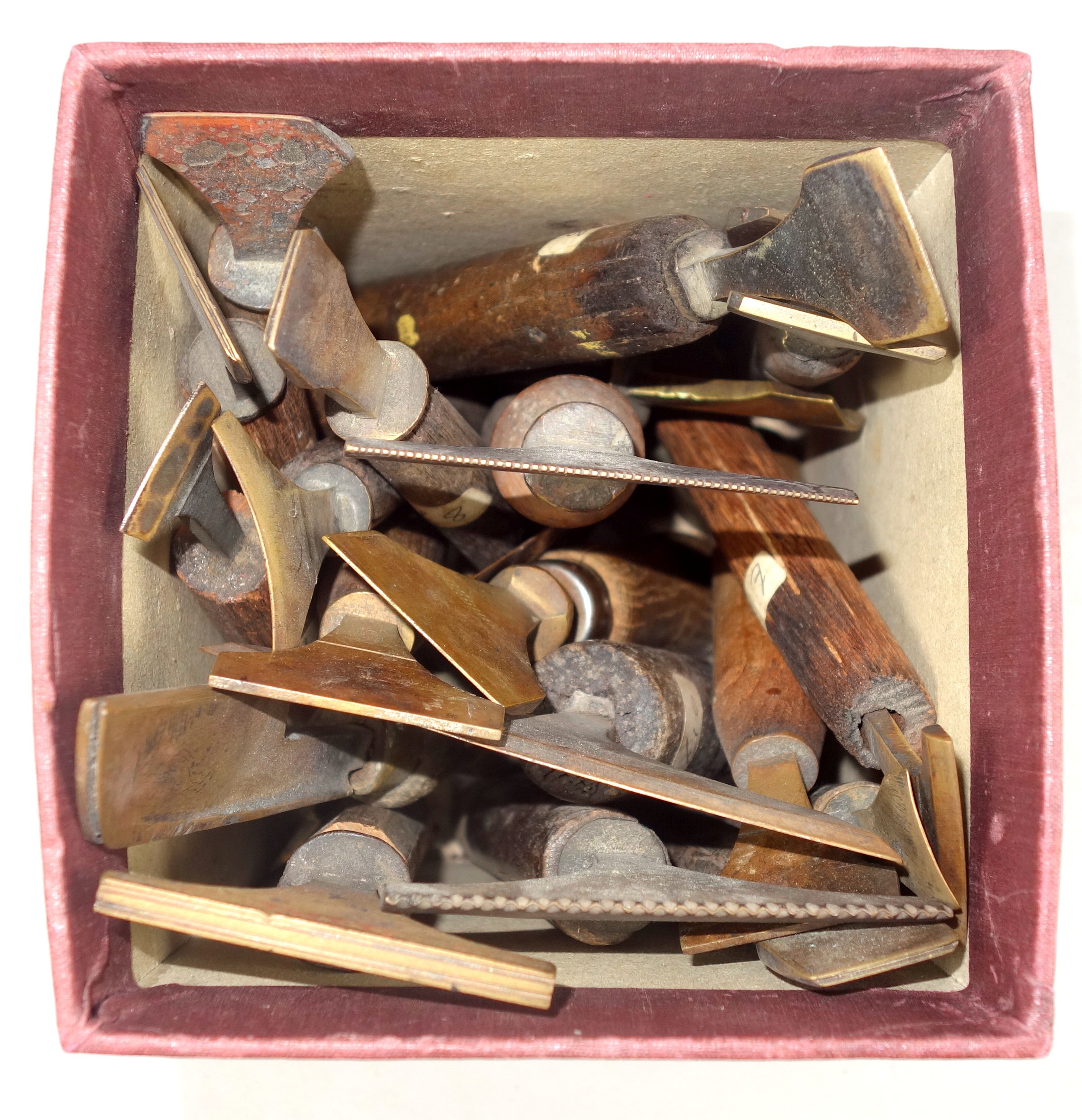 20 gold finishing hand tools comprising pallets and gouges, and 3 without handles. (23)