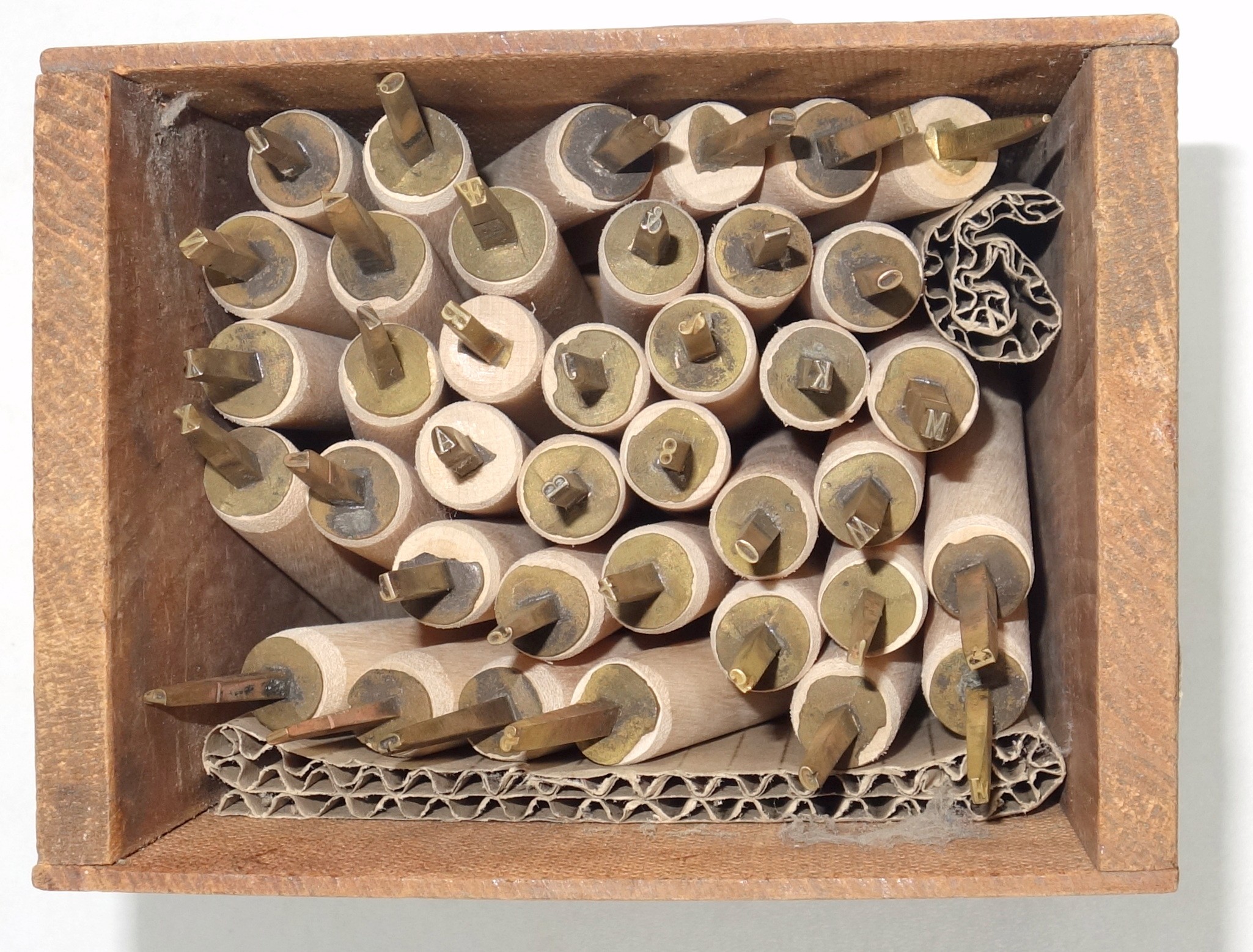 Wooden box containing 38 gold finishing hand tools comprising complete alphabet, numbers 0-9, - Image 2 of 2