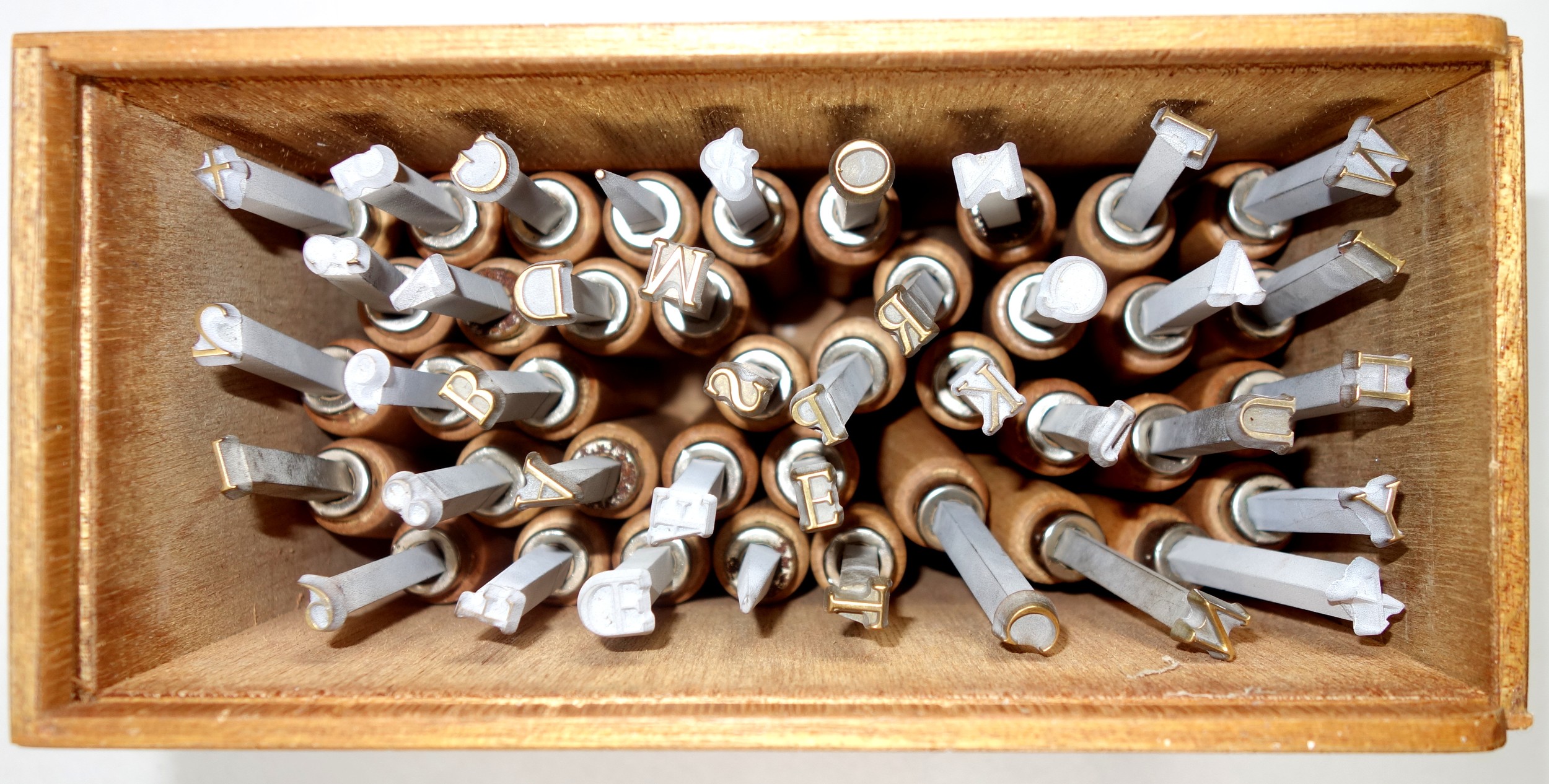 Wooden box containing 40 gold finishing hand tools comprising complete alphabet, numbers 1-9, - Image 2 of 3