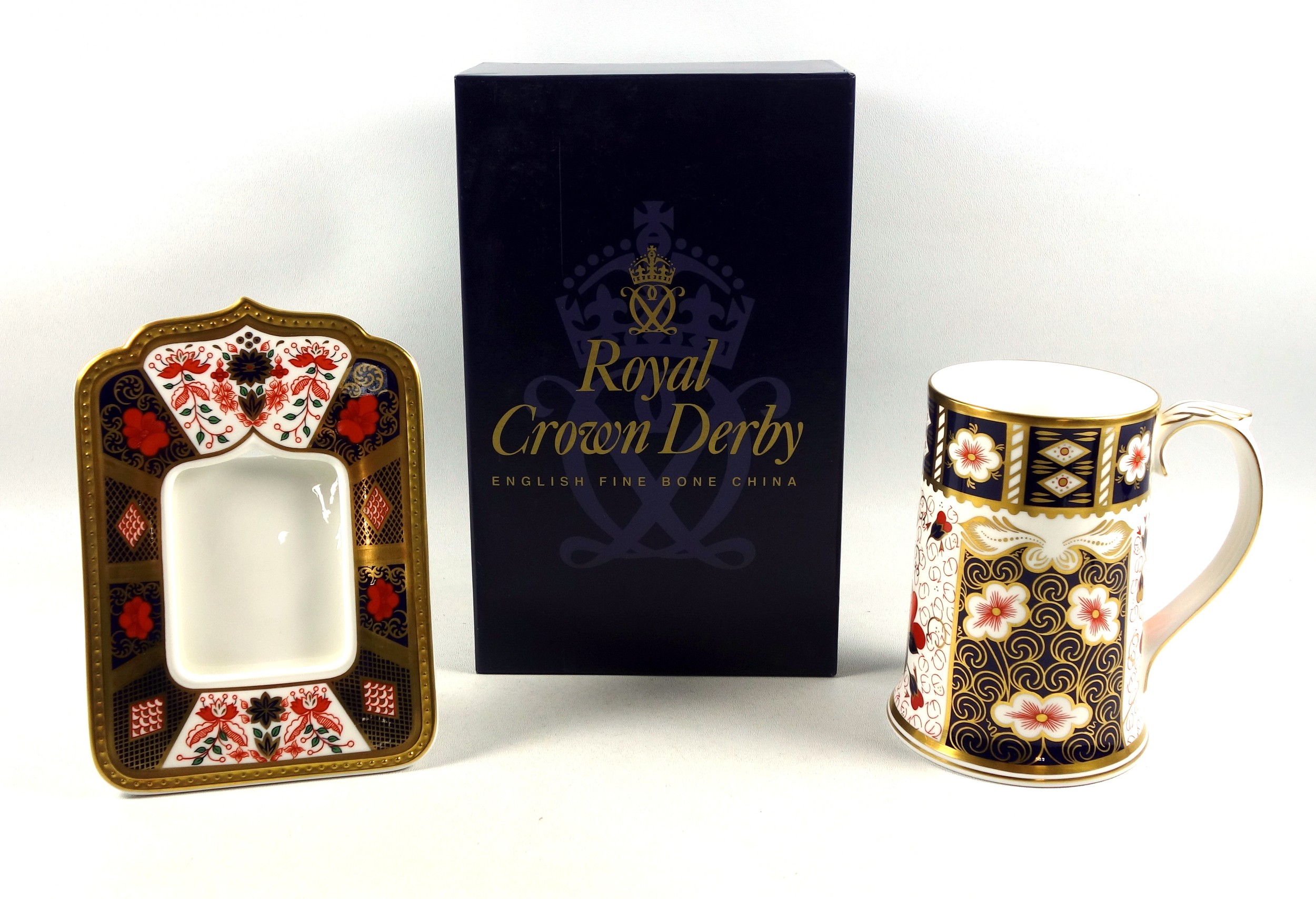 Royal Crown Derby Imari pattern upright rectangular photograph frame, 17.7 x 12.3cm, boxed; and a