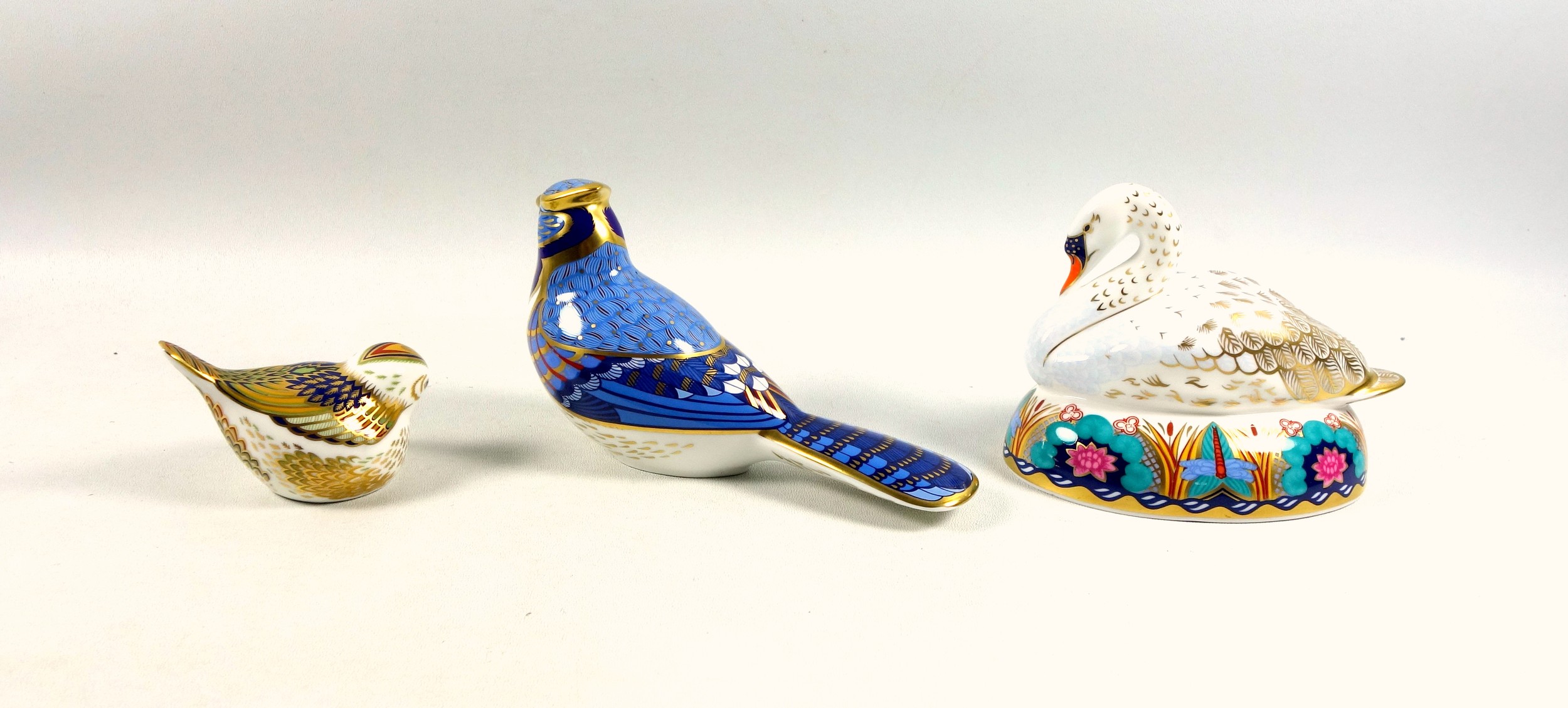 Royal Crown Derby Swan paperweight, W.13cm; Blue Jay, W.17.5cm; and Firecrest, for the Royal Crown - Image 3 of 4