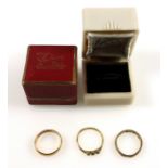 18ct gold ring ring with 3 illusion set diamonds, 1.6grs, cased; 9ct gold wedding ring and a gold