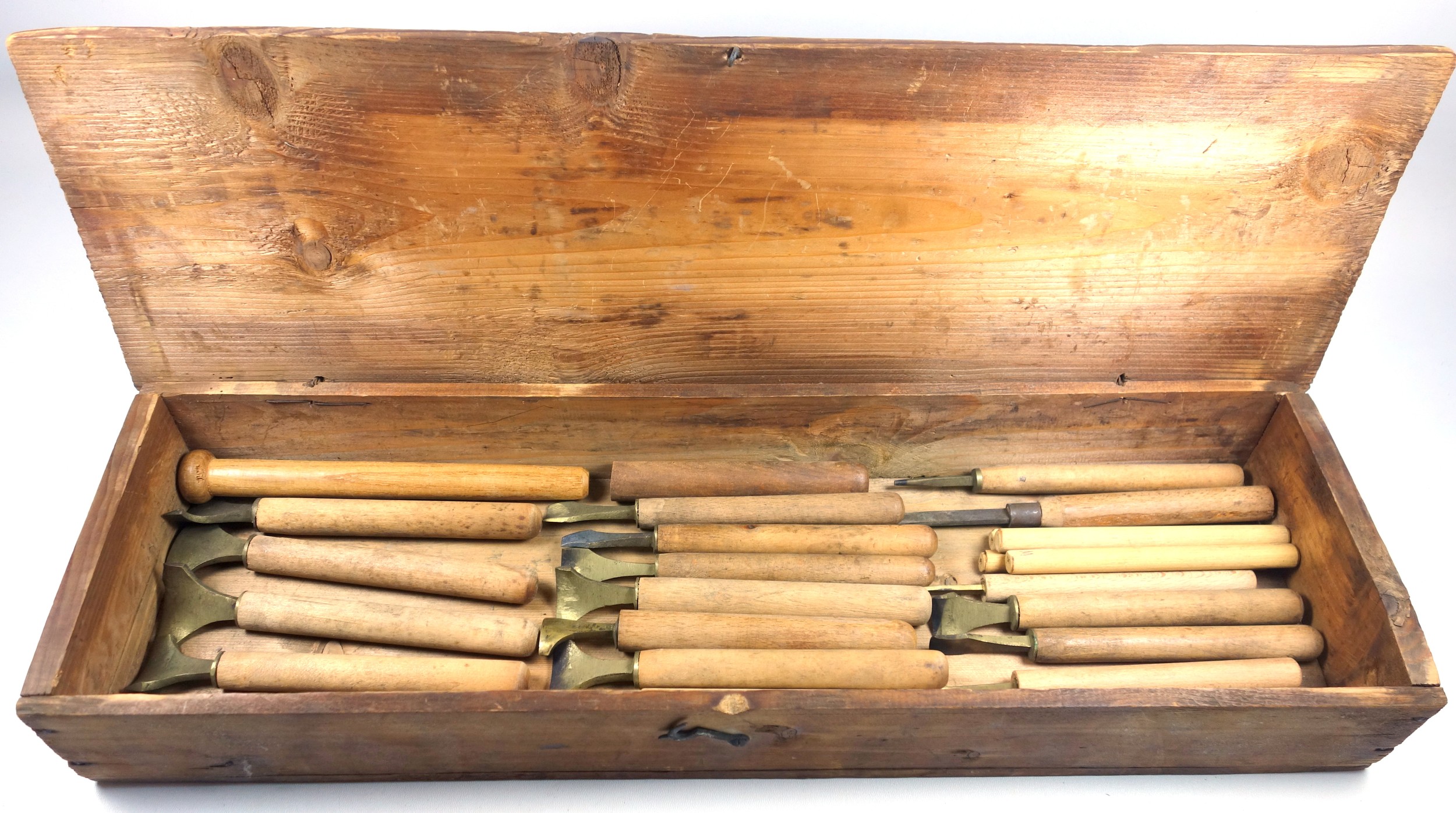 19 gold finishing hand tools comprising pallets and gouges, and 5 spare handles. (24) - Image 3 of 4