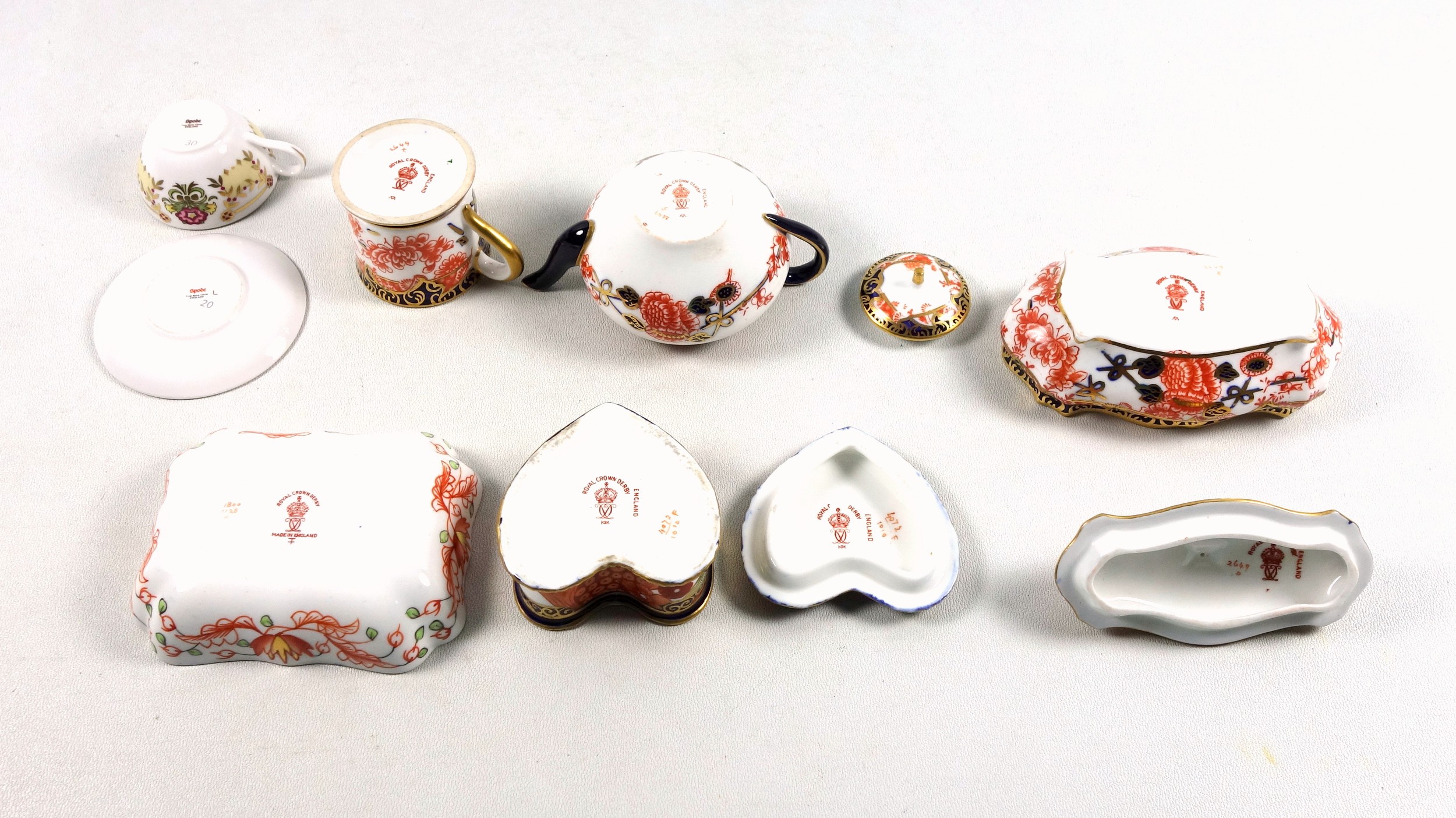 Royal Crown Derby Imari pattern miniature items including 2 covered boxes, teapot, watering can, 3 - Image 2 of 3