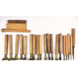 19 gold finishing hand tools comprising pallets and gouges, and 5 spare handles. (24)