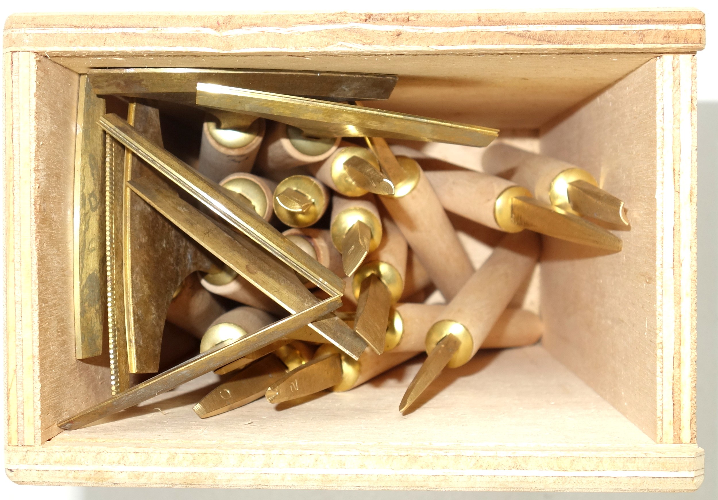 20 gold finishing hand tools comprising 12 gouges and 8 decorative and other pallets. (2) - Image 2 of 8