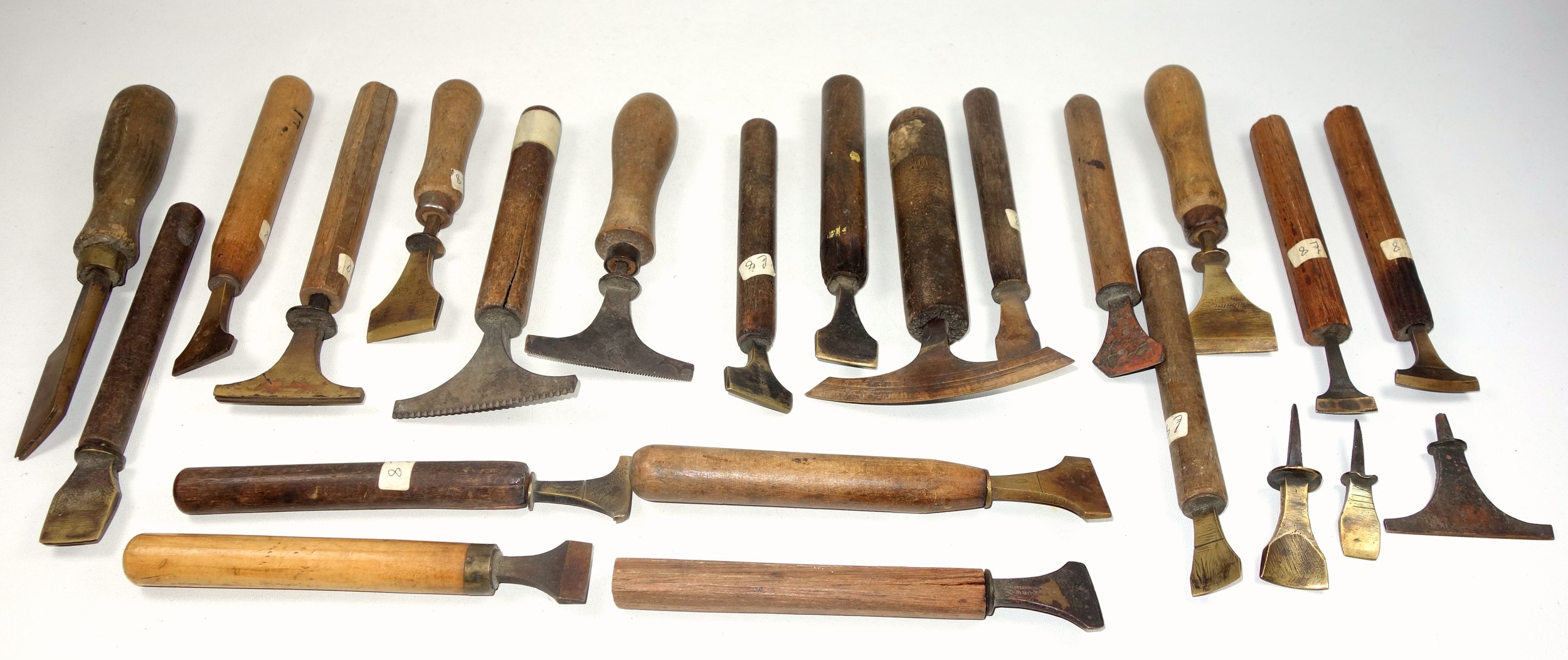 20 gold finishing hand tools comprising pallets and gouges, and 3 without handles. (23) - Image 3 of 6