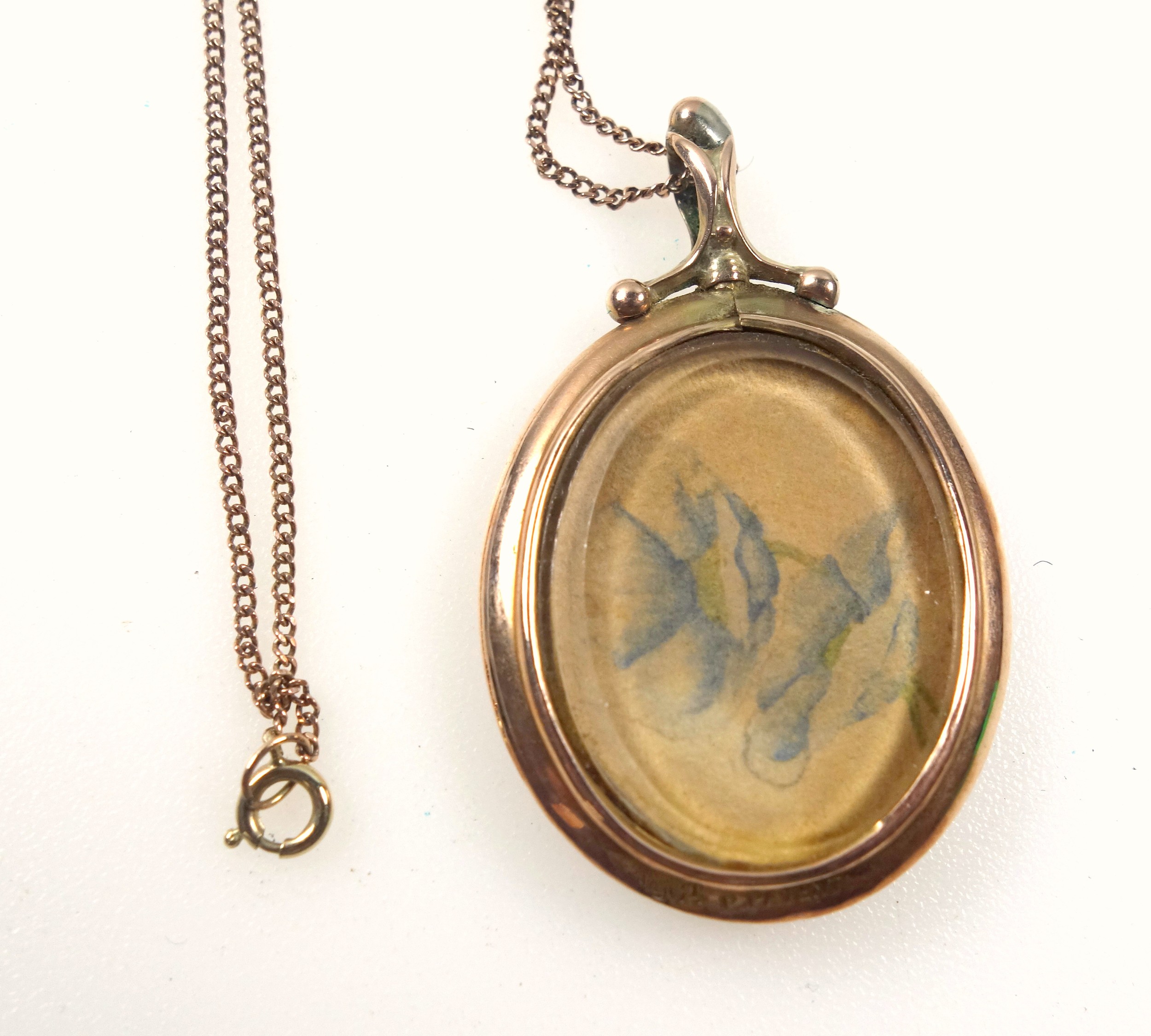 9ct gold oval locket pendant on a fine 9ct flat curb link chain, gross 11.2grs - Image 3 of 4