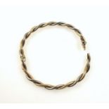 9ct 2 colour gold spiral twist hinged bracelet, convention marks, (clasp a/f), 7.4grs