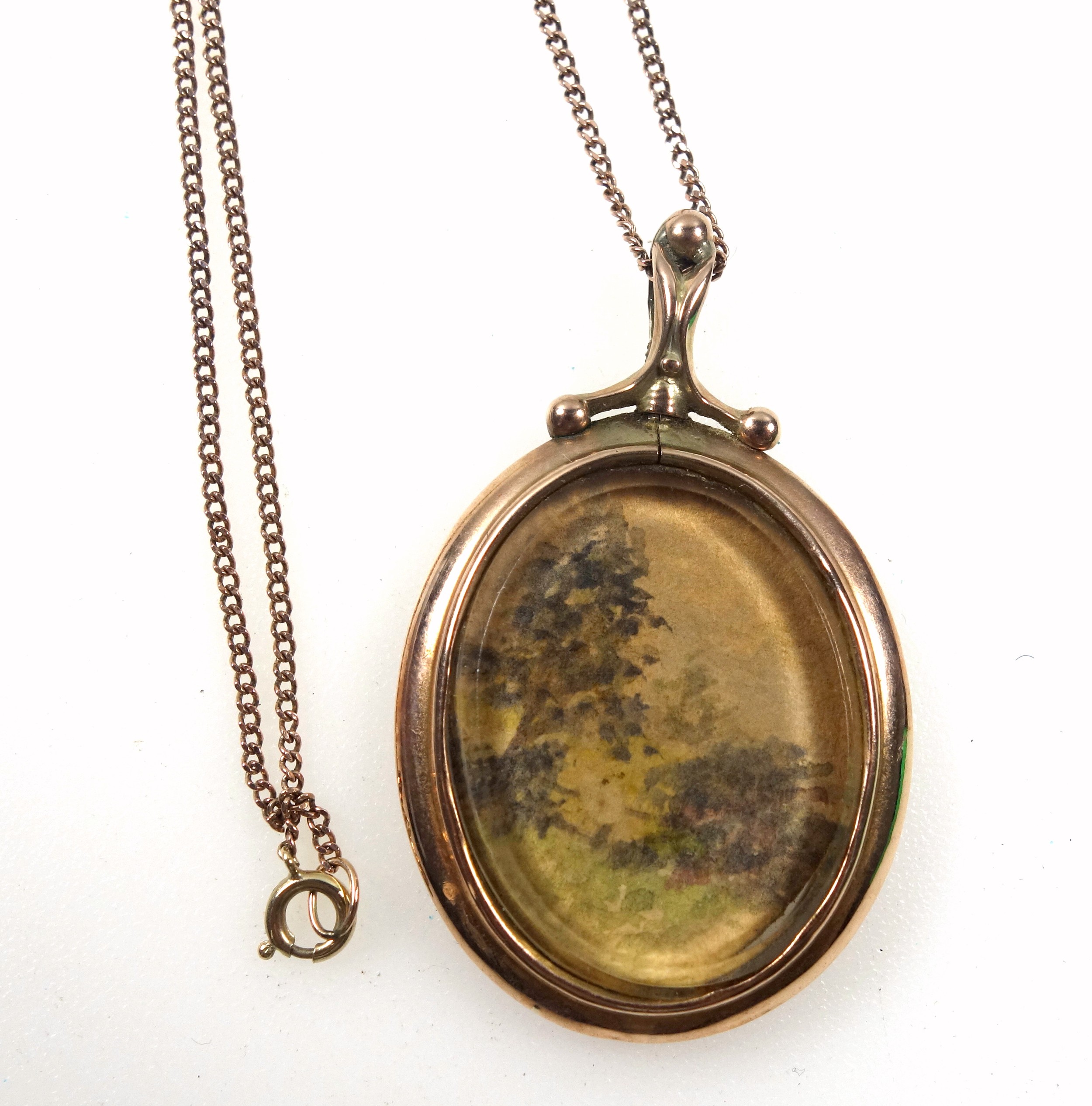 9ct gold oval locket pendant on a fine 9ct flat curb link chain, gross 11.2grs - Image 2 of 4