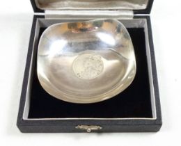 Silver shaped dish, stamped "Sterling Silver", set with a 1914 George V Indian Rupee, W.9.2cm,